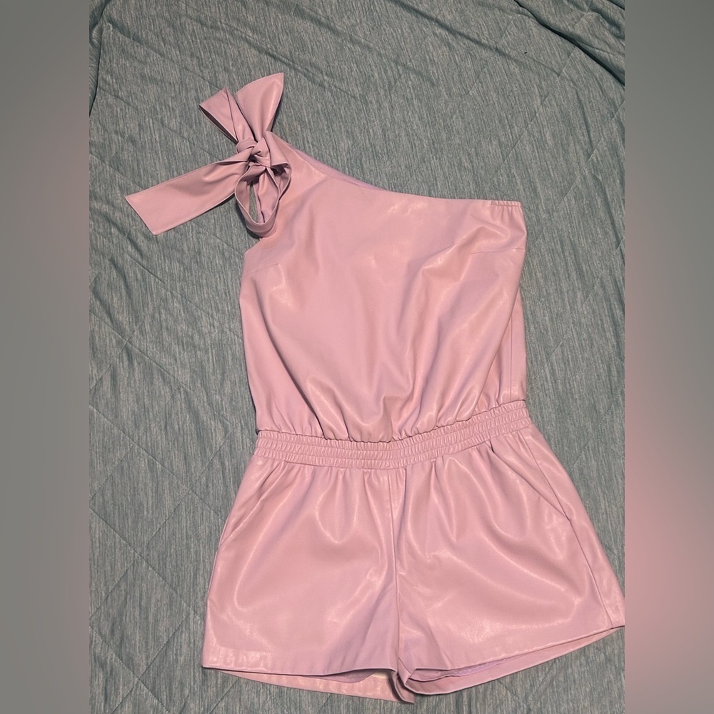 AMANDA UPRICHARD short romper. Size medium. - Picture 2 of 13